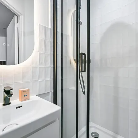 Light - Intimate Faubourg